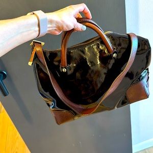 KATE SPADE black patent crossbody handbag with brown leather.